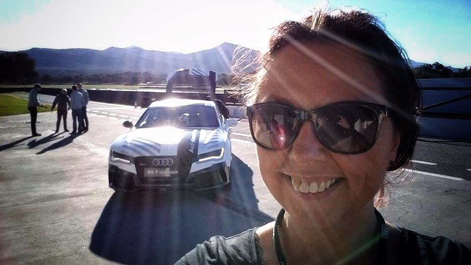 Selfie mit Bobby, dem autonom fahrenden Audi S7, am Ring 2014 in Ascari. Sp&auml;ter habe ich mich selbst mit dem "Zwilling" A.J. &uuml;ber den Ring fahren lassen - oben im Jack-Video findet Ihr einen Ausschnitt.
