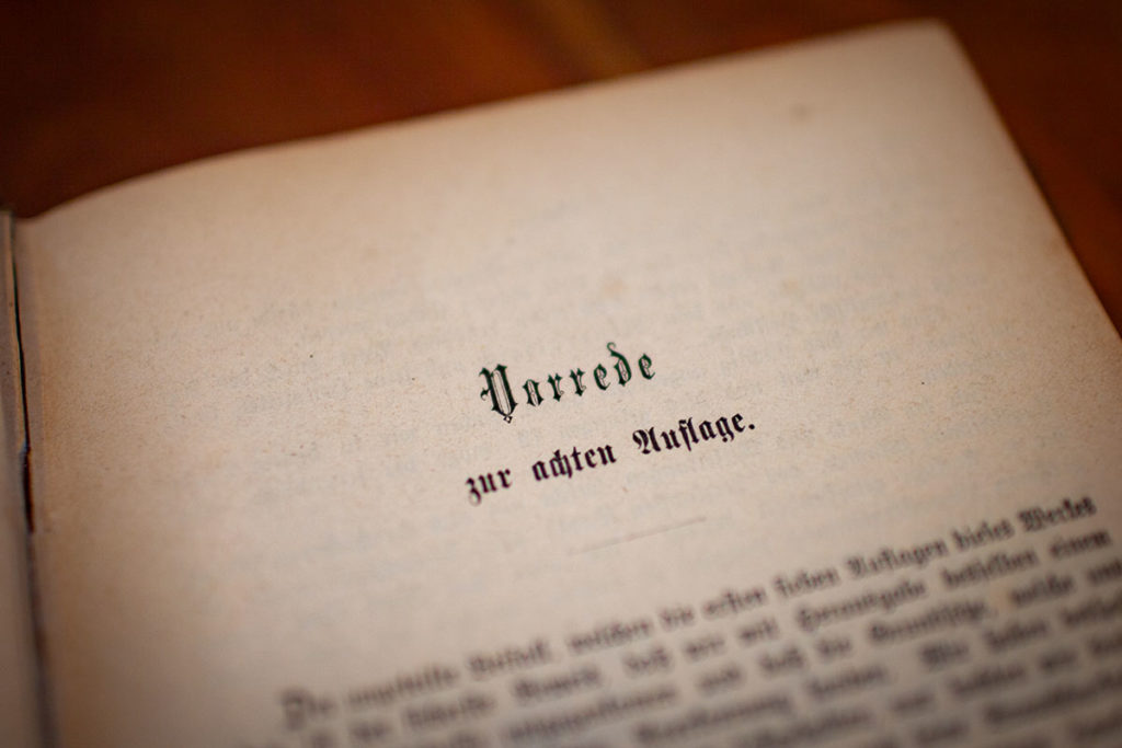 Alte vergilbte Buchseite mit der &Uuml;berschrift "Vorrede zur achten Auflage" in alter Faktua-Scchrift