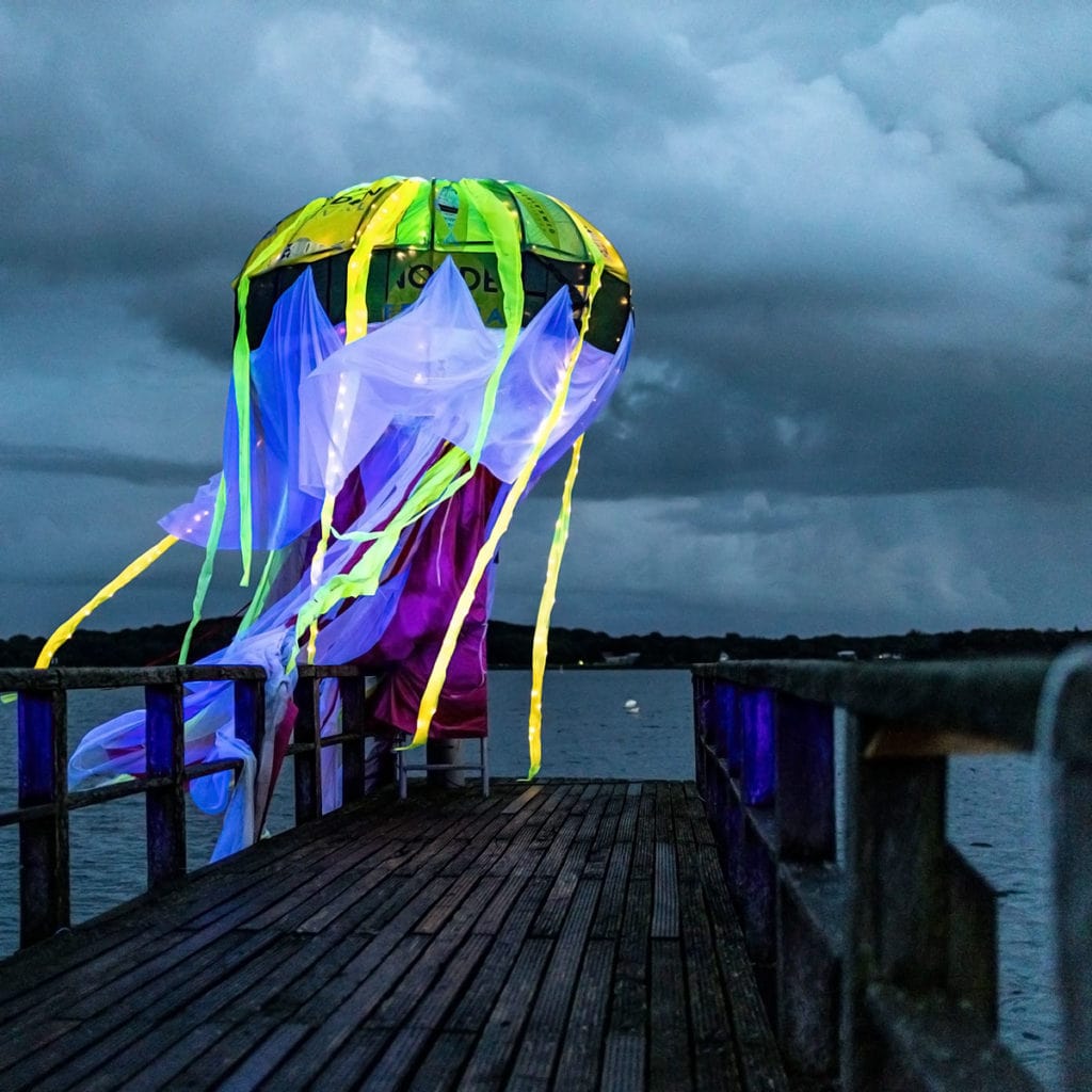 Bunte schillernde Qualle aus im Wind wehenden Stoffbahnen am Steg an der Schlei.